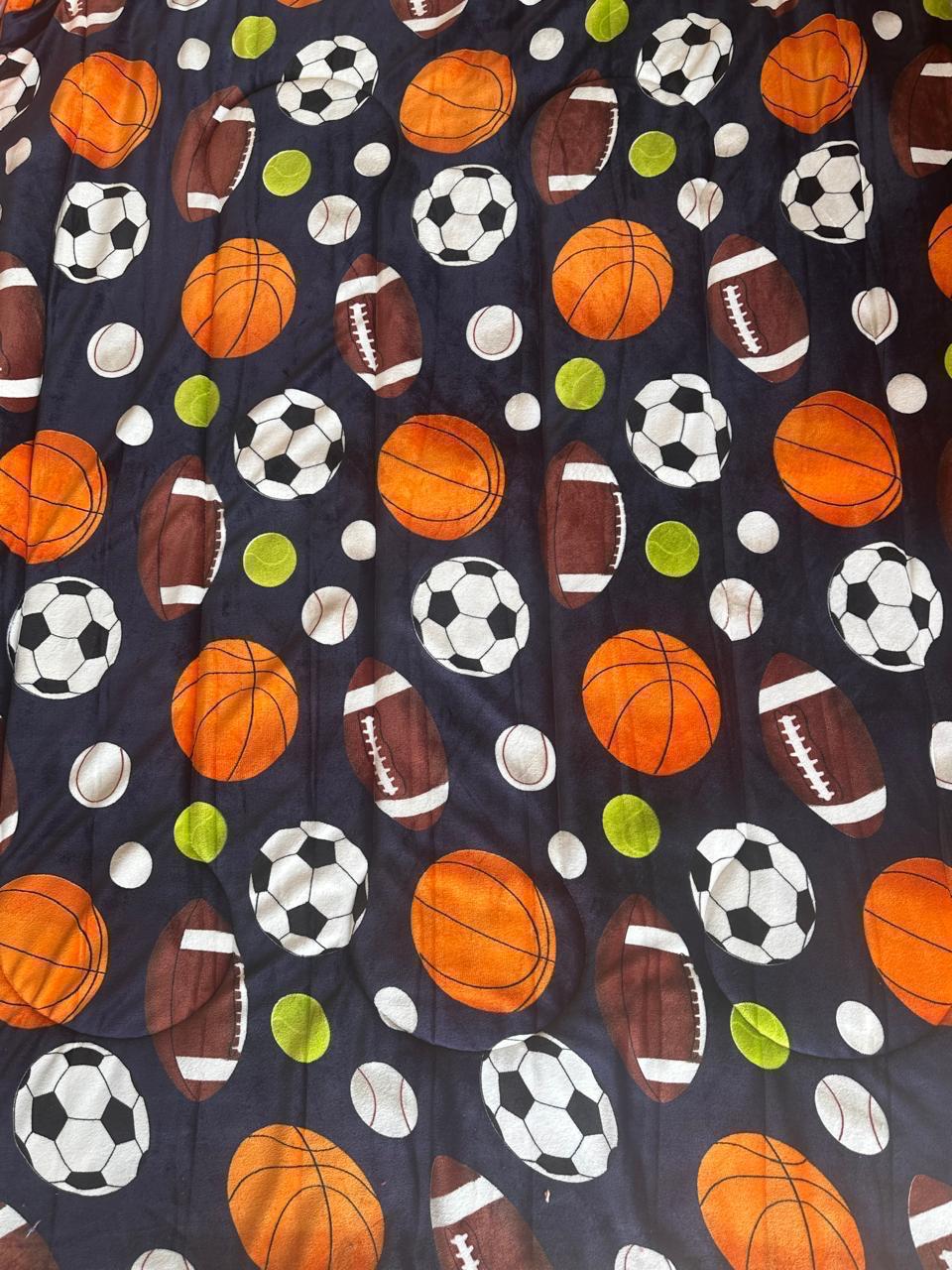 10-71-02-0063 - FRAZADA LIGERA, Cobertor de material microfibra de poliester con acabado interior tipo borrega, TAMAÑO MATRIMONIAL - ALTURA 210 - 220 CM,  ANCHO 170 - 180 CM, DISEÑO INFANTIL BALONES DEPORTIVO