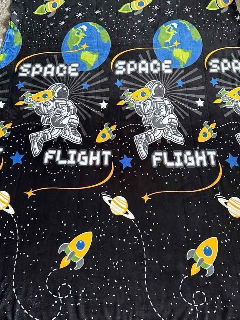 10-71-02-0147 - FRAZADA LIGERA, Cobertor de material microfibra de poliester con acabado interior tipo borrega, TAMAÑO MATRIMONIAL - ALTURA 210 - 220 CM,  ANCHO 170 - 180 CM, DISEÑO INFANTIL SPACE